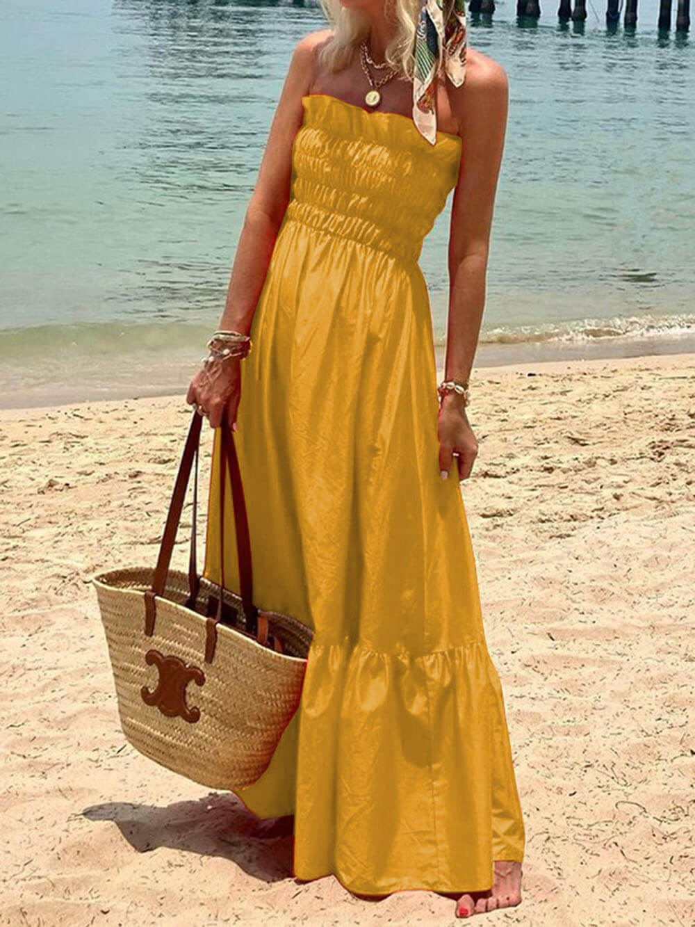 Robe longue de vacances à épaules dénudées et buste smocké
