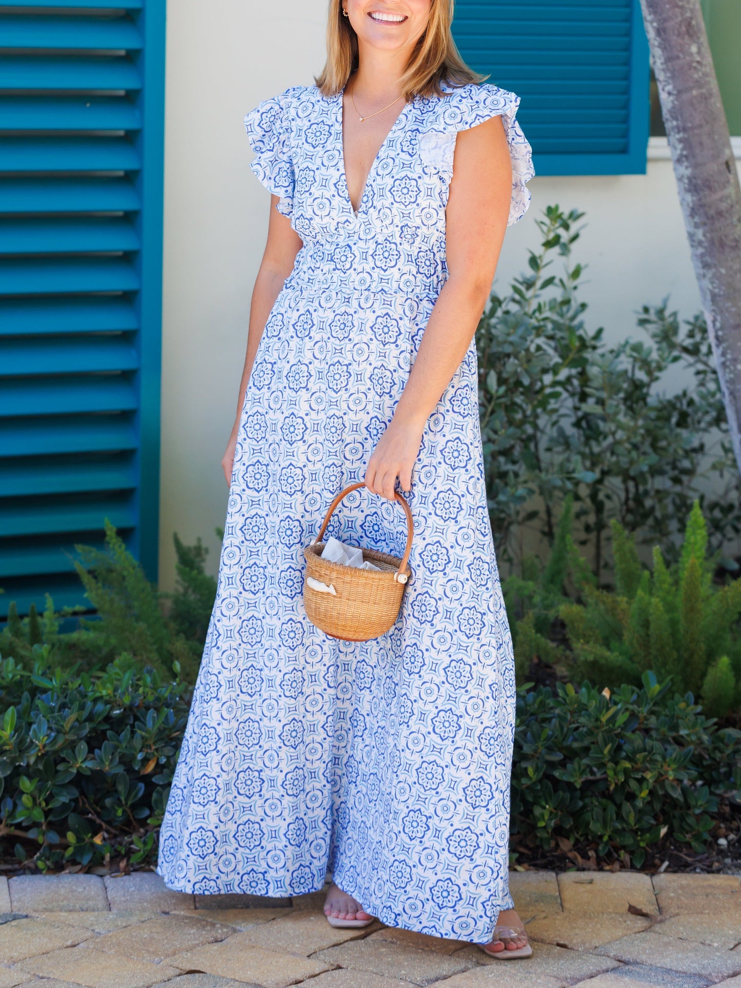 Robe longue à manches flottantes et col en V médaillon bleu