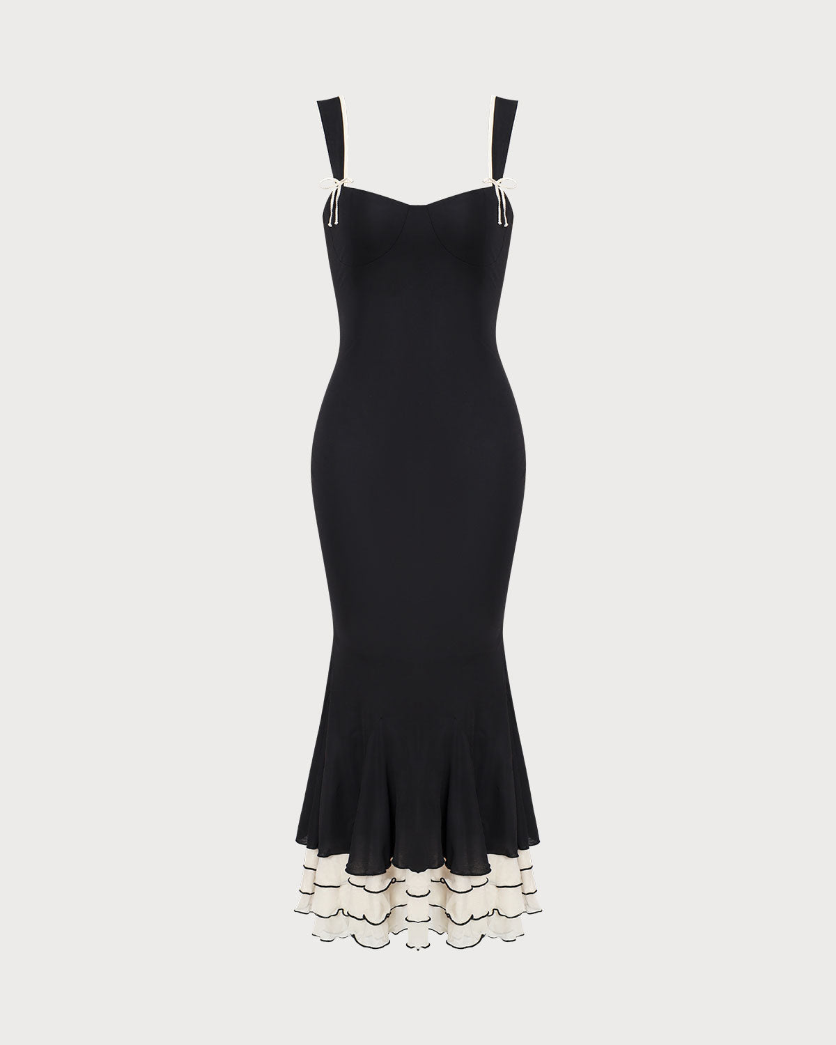 La robe longue fourreau noire à encolure cœur