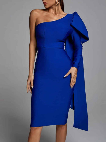 Robe moulante asymétrique bleu Abbey