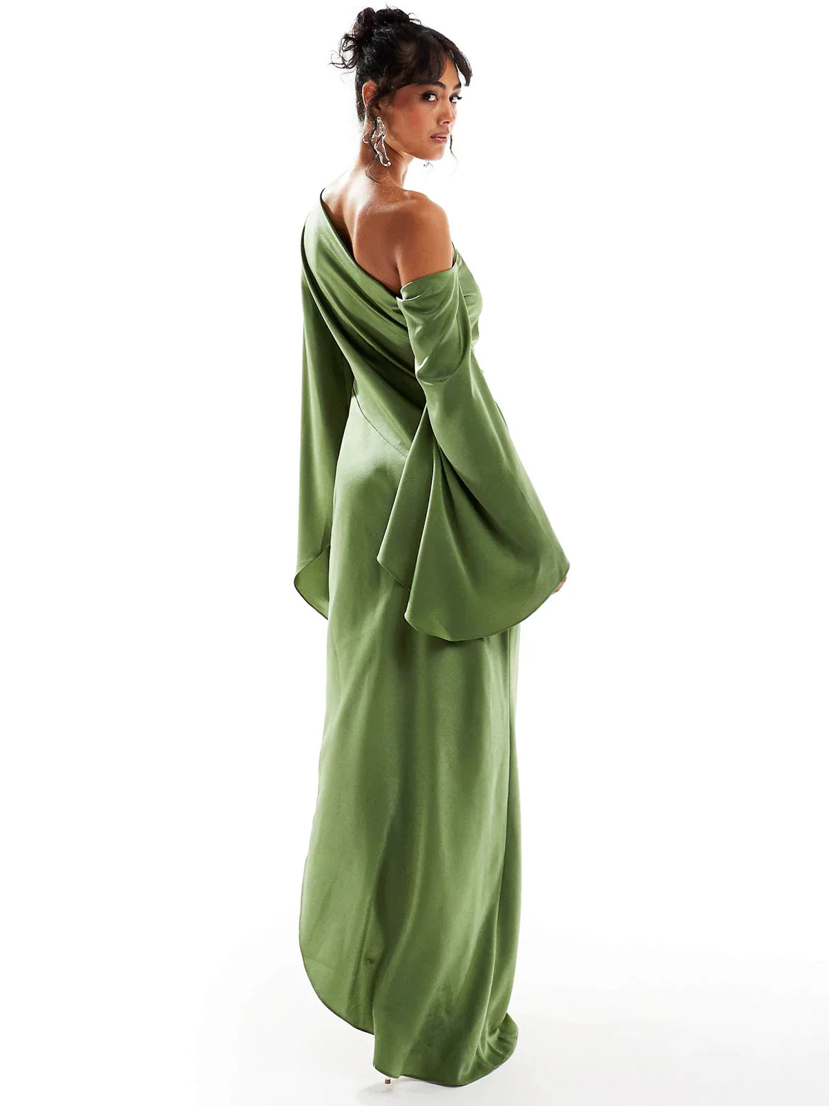 Robe longue en satin vert à ourlet asymétrique