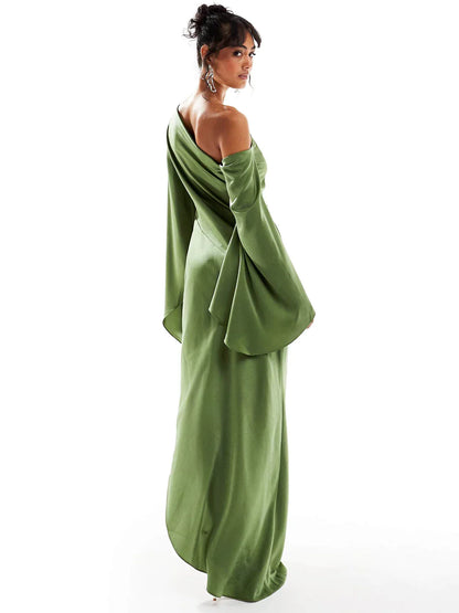 Robe longue en satin vert à ourlet asymétrique