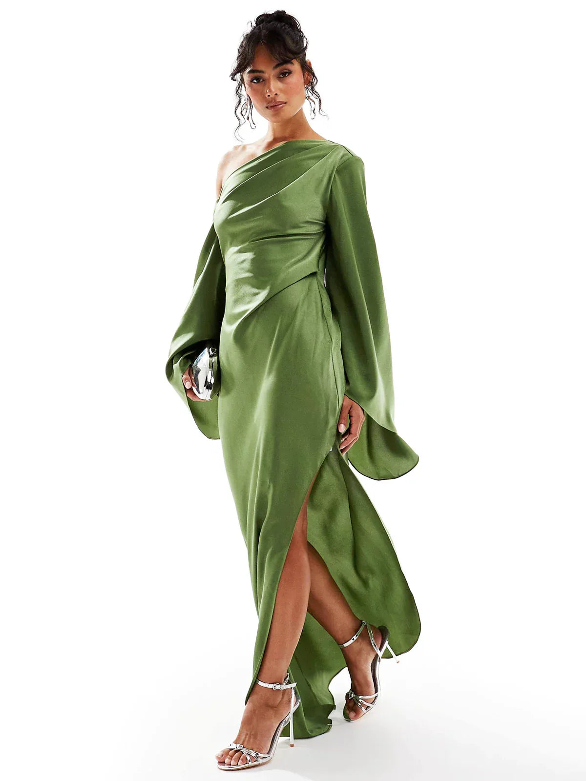 Robe longue en satin vert à ourlet asymétrique