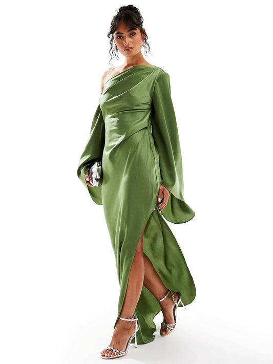 Robe longue en satin vert à ourlet asymétrique