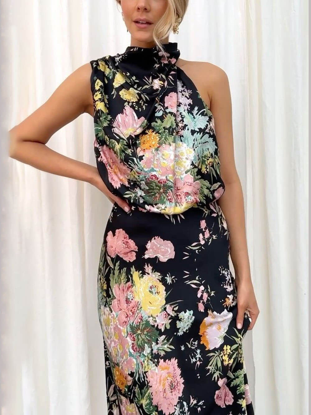 Robe longue fleurie à encolure dos-nu et taille élastiquée