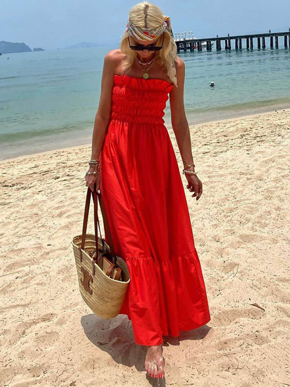Robe longue de vacances à épaules dénudées et buste smocké