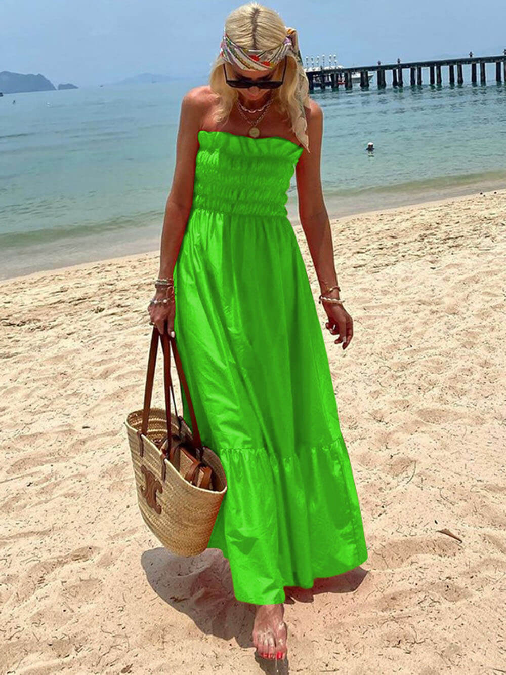 Robe longue de vacances à épaules dénudées et buste smocké