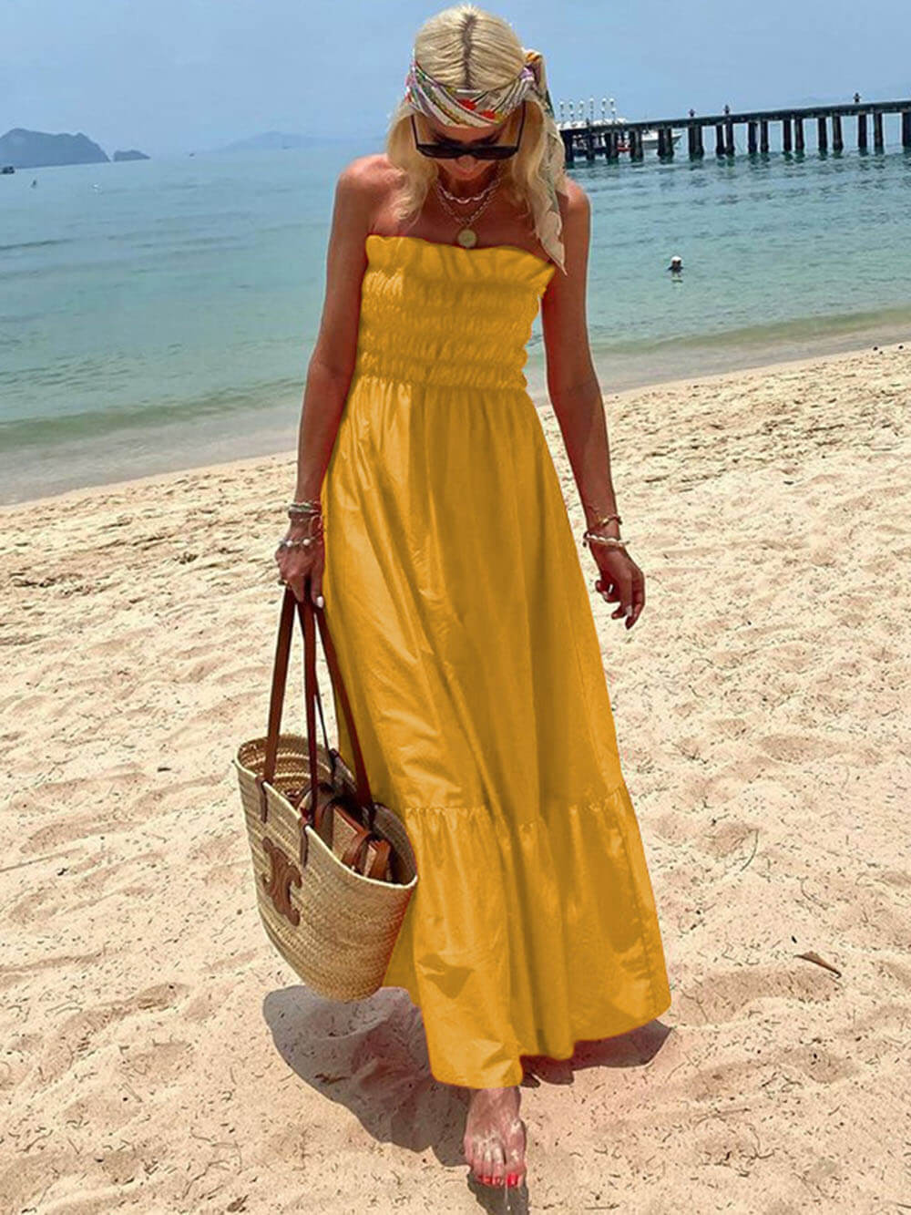 Robe longue de vacances à épaules dénudées et buste smocké