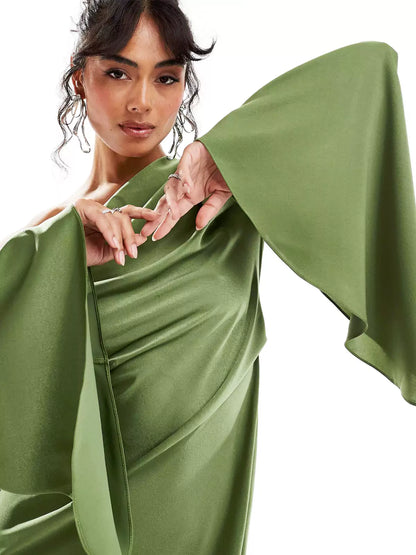 Robe longue en satin vert à ourlet asymétrique