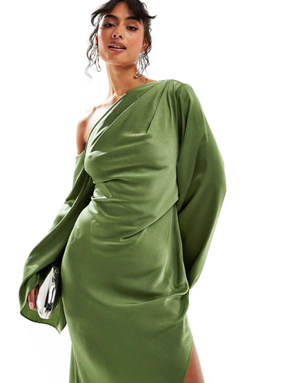 Robe longue en satin vert à ourlet asymétrique