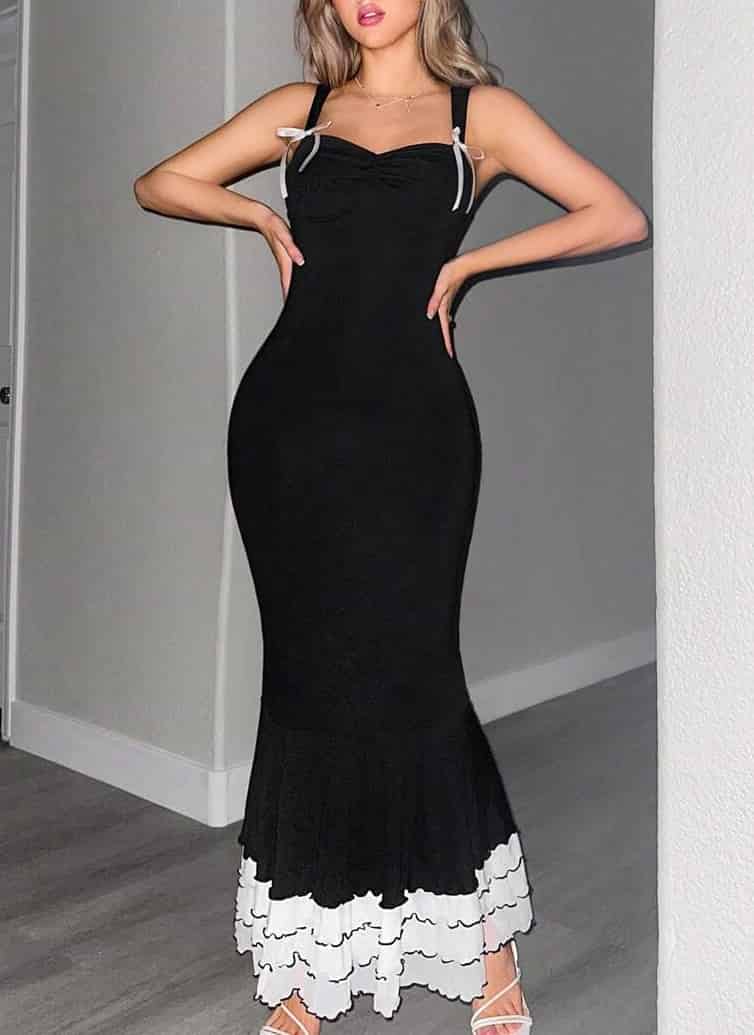 La robe longue fourreau noire à encolure cœur