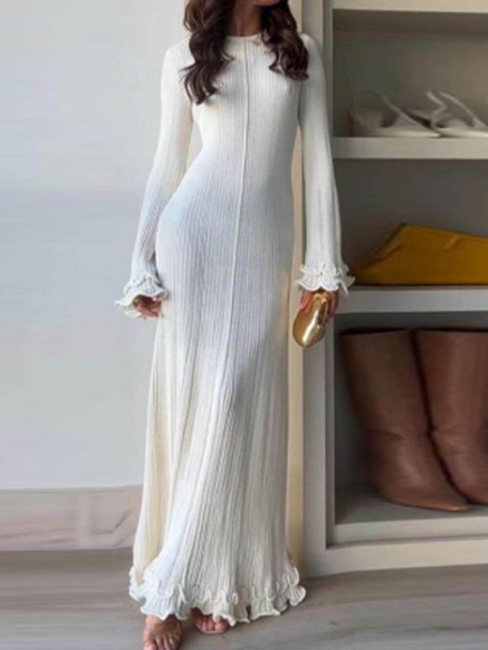 Élégante robe longue en tricot à col rond, manches trompette et ourlet roulotté