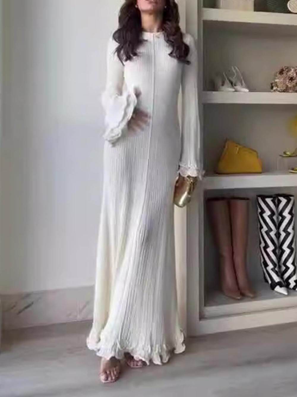 Élégante robe longue en tricot à col rond, manches trompette et ourlet roulotté