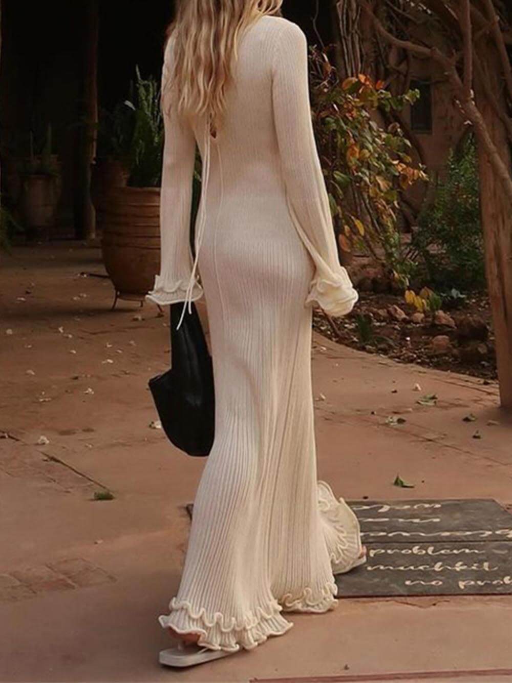 Élégante robe longue en tricot à col rond, manches trompette et ourlet roulotté