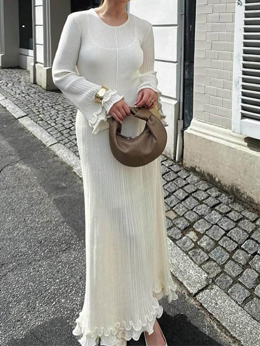 Élégante robe longue en tricot à col rond, manches trompette et ourlet roulotté