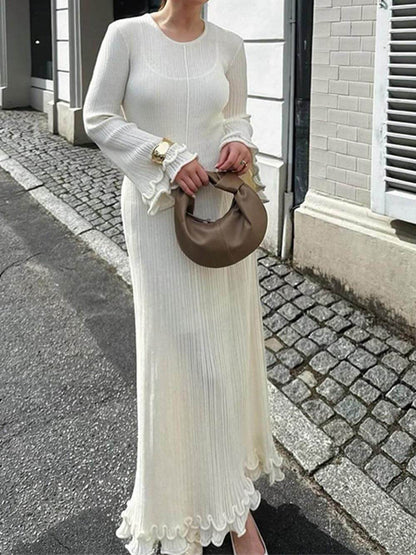 Élégante robe longue en tricot à col rond, manches trompette et ourlet roulotté