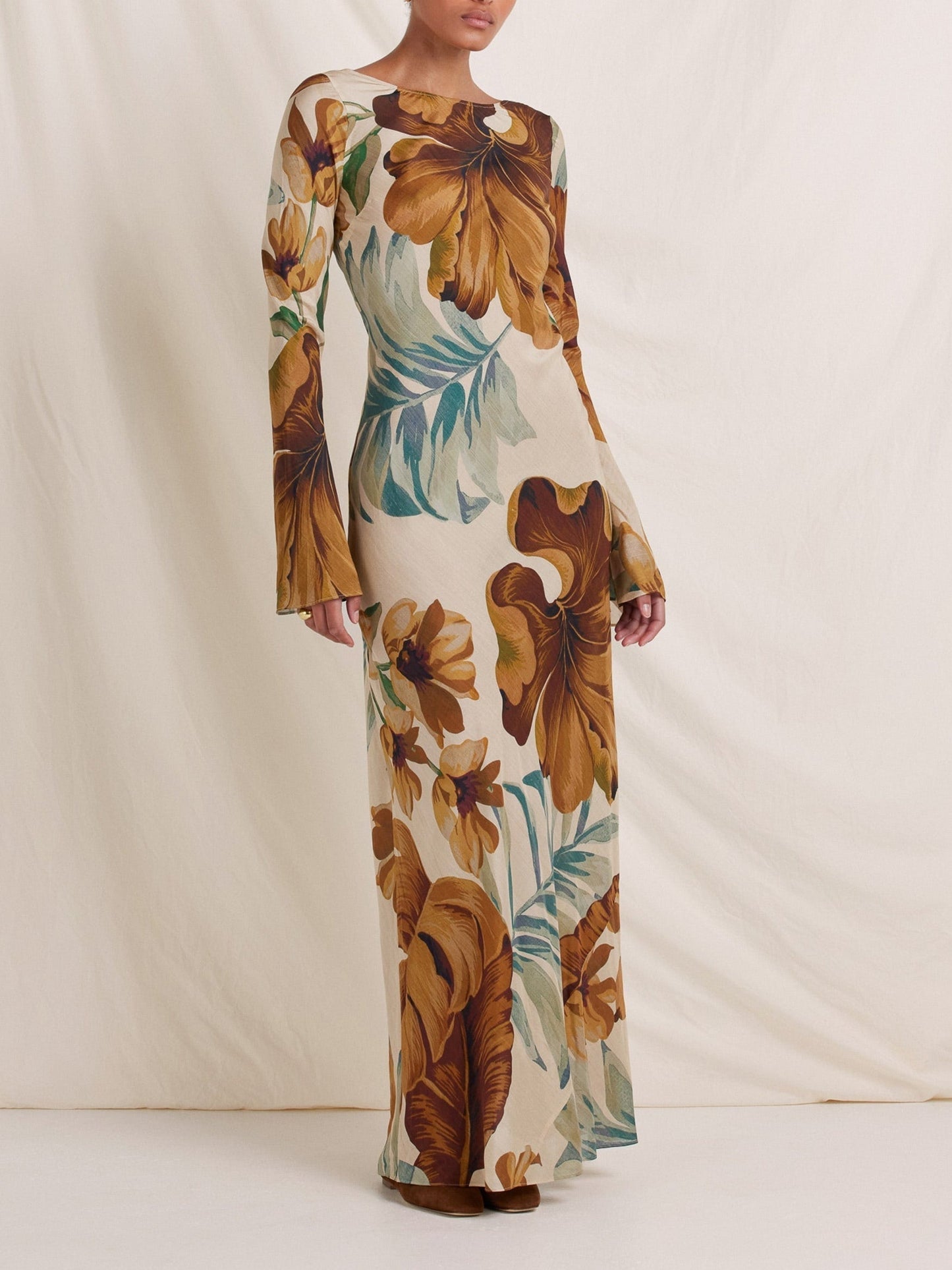 Robe longue à motifs végétaux dessinés à la main